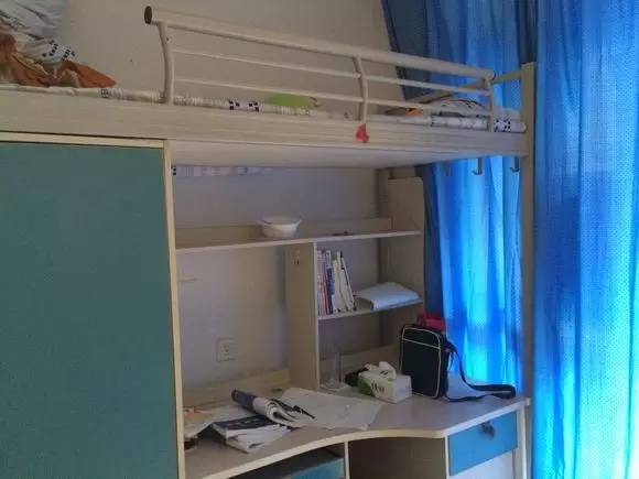 重庆理工大学 规格:4人间 豪华程度:四星 独卫,上床下桌,四人间,空调