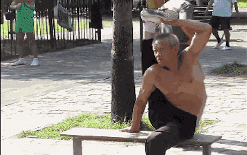 ▲这位大爷，您这柔韧度，我们年轻人自愧不如。