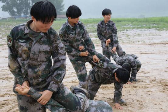 网络媒体国防行特战女兵雨中训练动作娴熟眼神坚毅