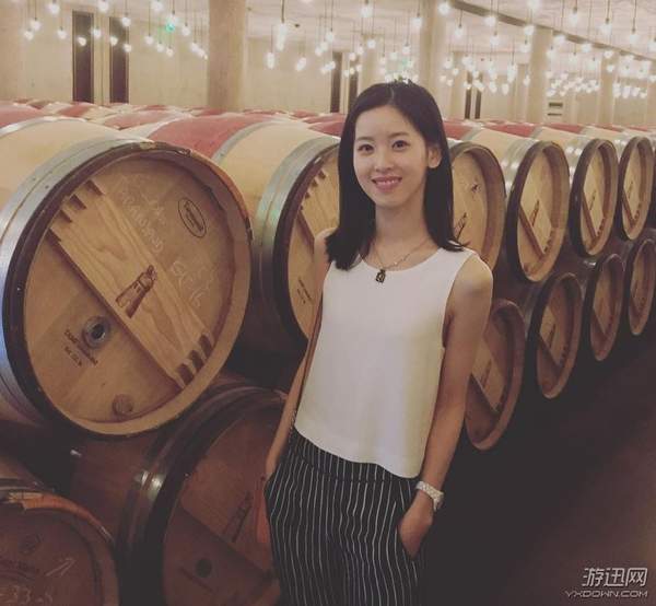 奶茶妹妹章泽天手拿冰淇淋再现成名照 依旧清纯迷人