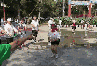  ▲大妈们花样跳绳，好似活力少女。