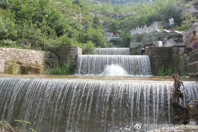 扈泉与墨池泉洞坐南朝北,内南半部中央有两泉,就是日月泉.