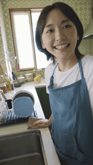 她又可爱又贤惠,还会为我洗碗做家务.