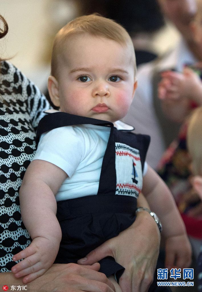 英王室公布乔治小王子4岁生日照 吃手boy跃升酷酷哒小帅哥啦