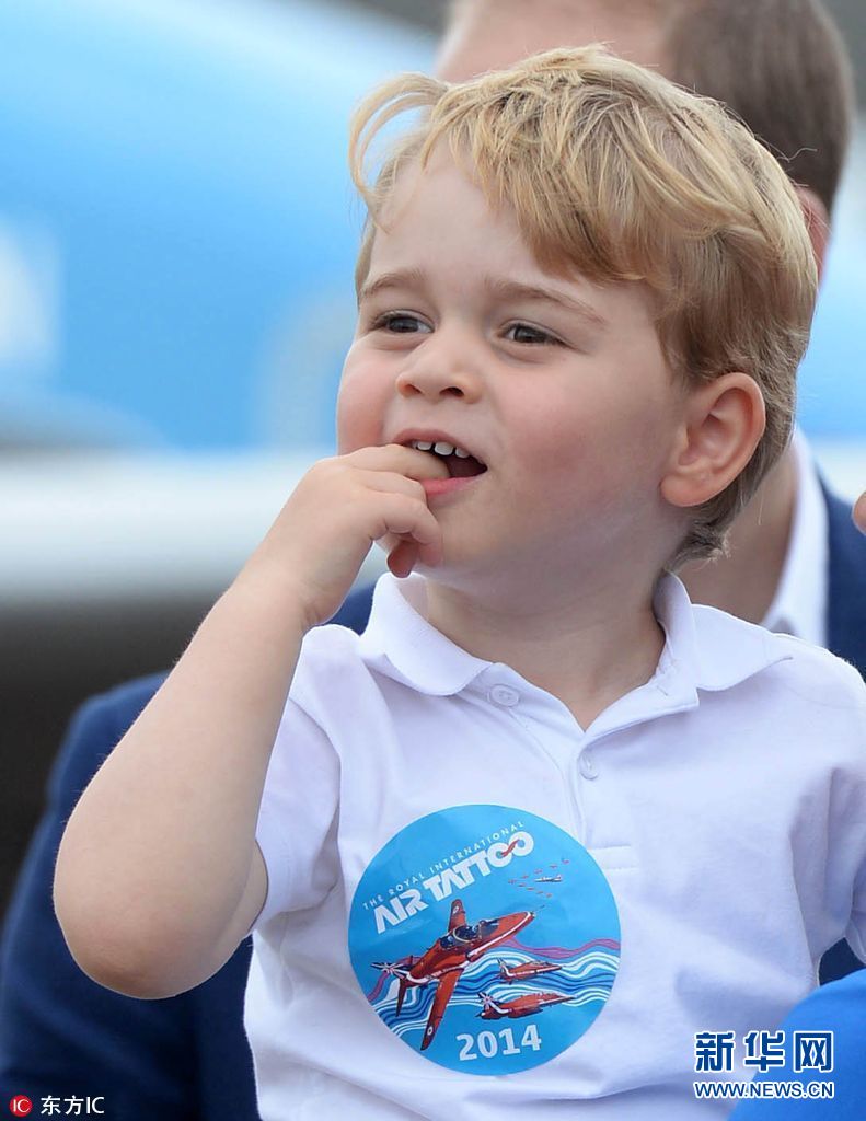 英王室公布乔治小王子4岁生日照 吃手boy跃升酷酷哒小帅哥啦