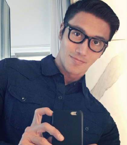 他叫陈宇飞,来自新加坡,不仅长得帅,身材好,大叔还非常有才华.