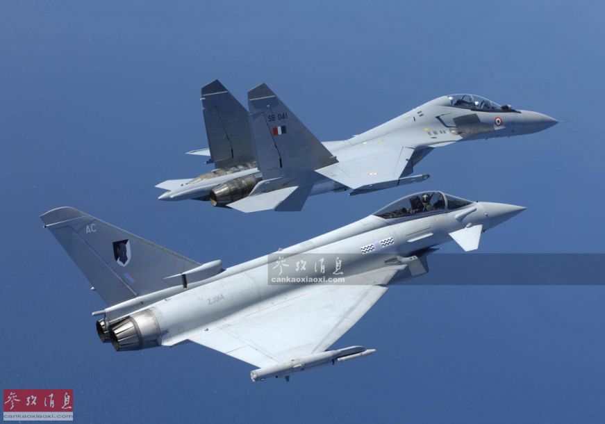 图为"台风"与su-30mki战机合影.