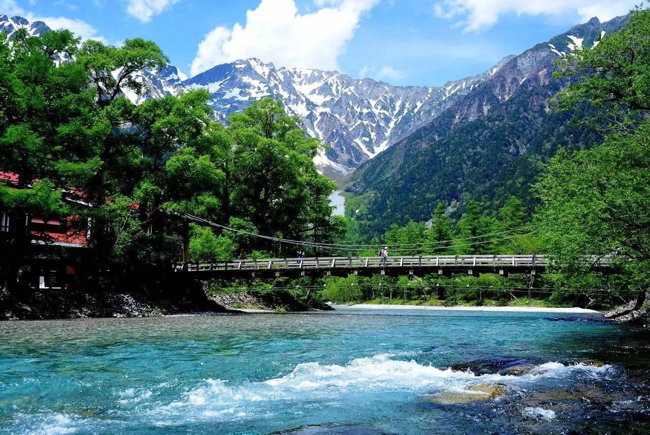 远山为穗高山)河水清澈,山高水急它是日本最长河流信浓川的上游如位于