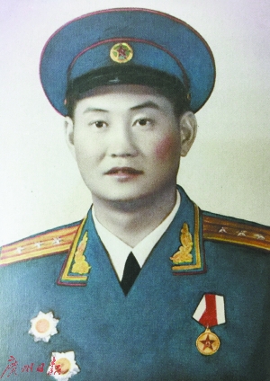 广报记者 莫伟浓摄得知郑益龙勇救落水者牺牲后,不少市民到西堤去祭拜