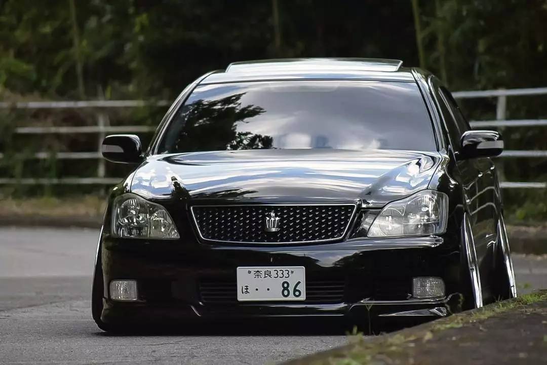 一辆有大佬气息的丰田皇冠,潮汕车友居然花了20万去改装它!