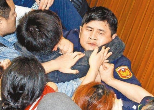 "太阳花学运"期间,"反服贸"学生占领台湾"立法院"议场,与警员推撞.