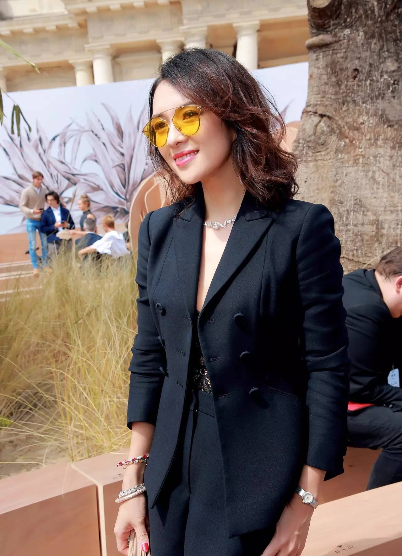 女神章子怡也很放飞自我,活动照都很实诚,虽然眼角,嘴角有皱纹,但依旧