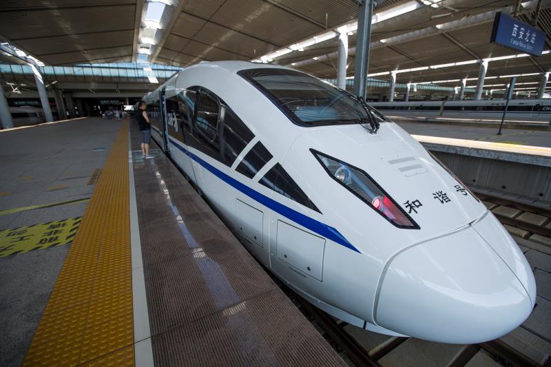 近日,一列编号为crh5g-5220动车车体担当的d2685次旅客列车缓缓驶出