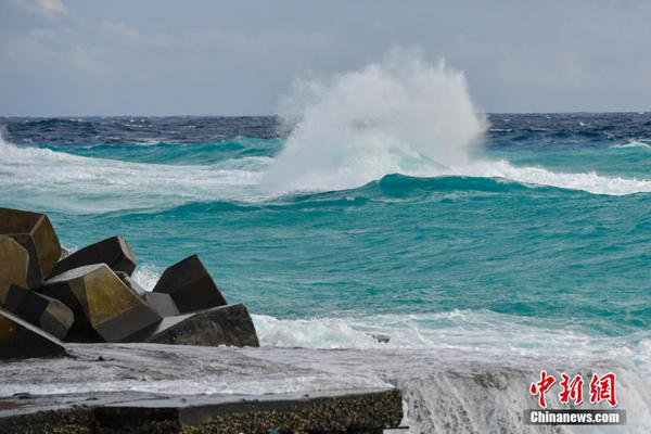 台风桑卡登陆越南广平省海南岛南部有风雨