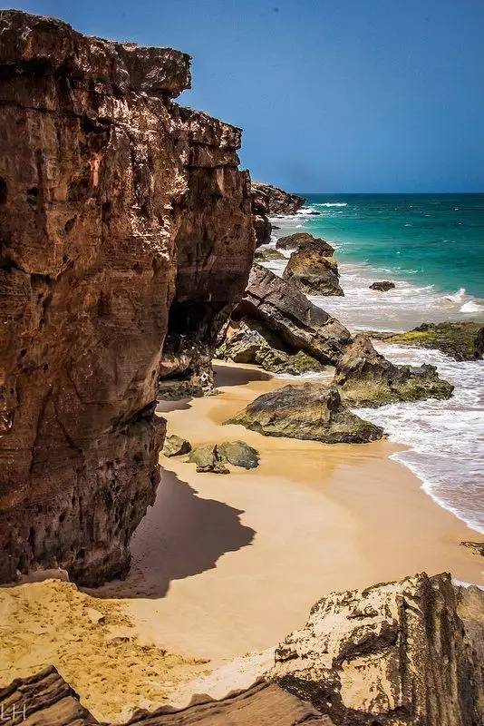 持有效期在6个月以上护照,可在洛美埃亚德马国际机场及个别边境口岸