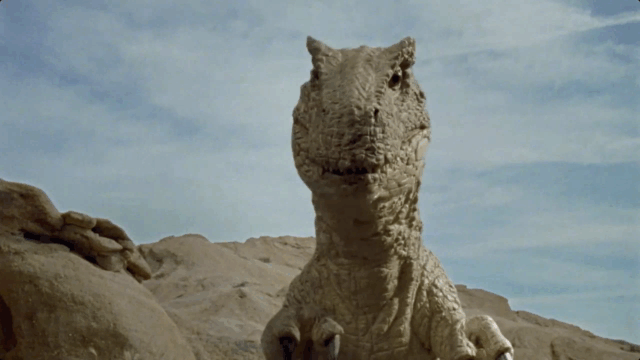 除了造型古怪却又熟悉的外星人角色,莫名蠢萌的霸王龙道具也出现在