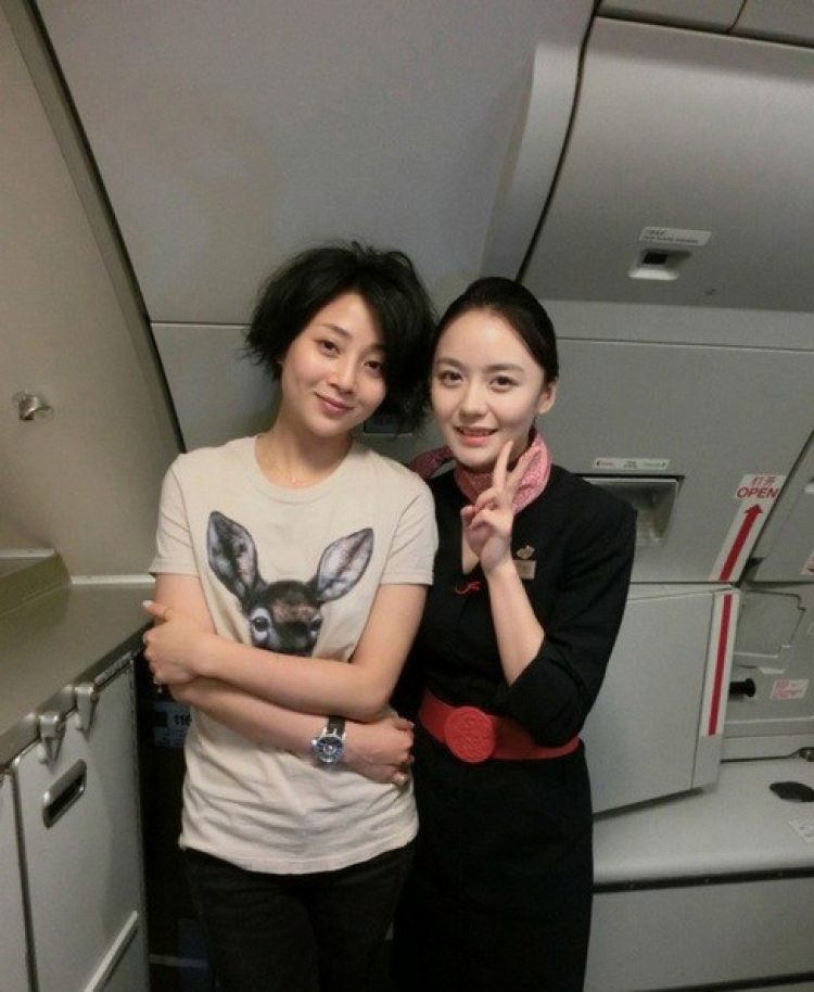 霍建华与空姐开心合影,空姐真的是随时都能碰到明星啊!