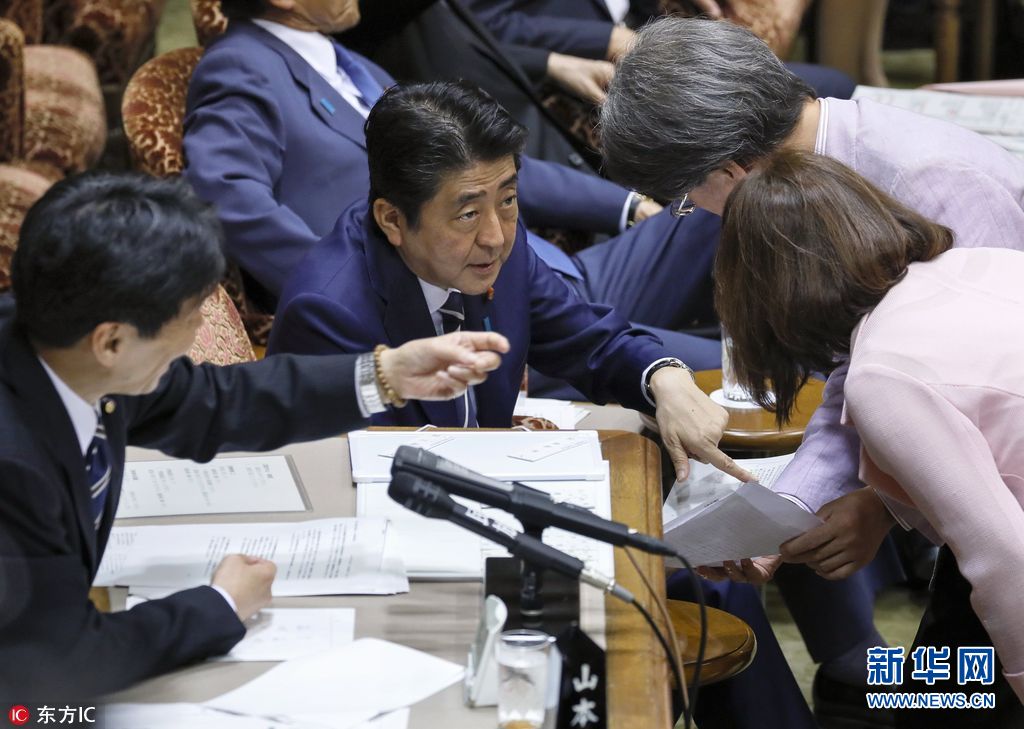 安倍出席参院预算委员会会议支持率跌破纪录神情凝重组图