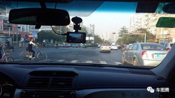 车好好停在那儿被砸了，怎么办？