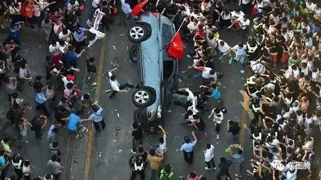 车好好停在那儿被砸了，怎么办？