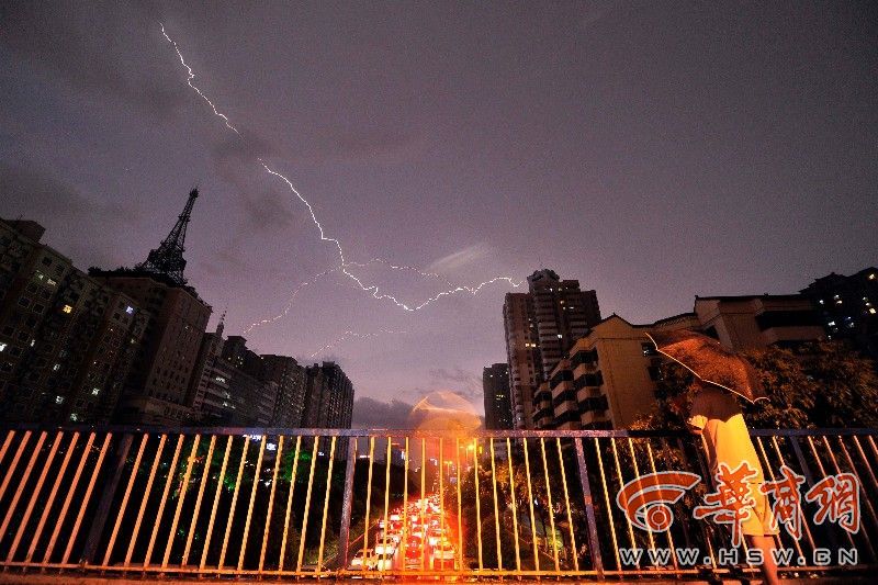 西安突降大雨一餐馆跳闸停电顾客手电筒照明