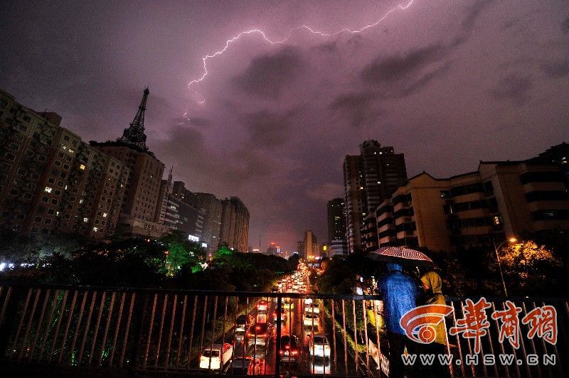 西安突降大雨一餐馆跳闸停电顾客手电筒照明