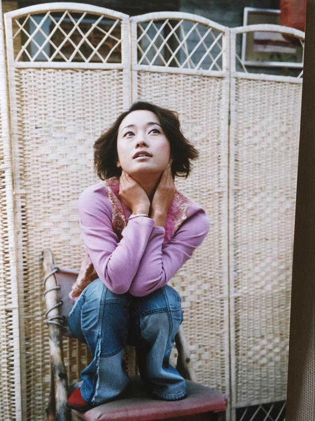 凌玲扮演者年轻时候美到心动,跟她合照的徐峥好瘦