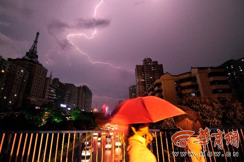 西安突降大雨一餐馆跳闸停电顾客手电筒照明