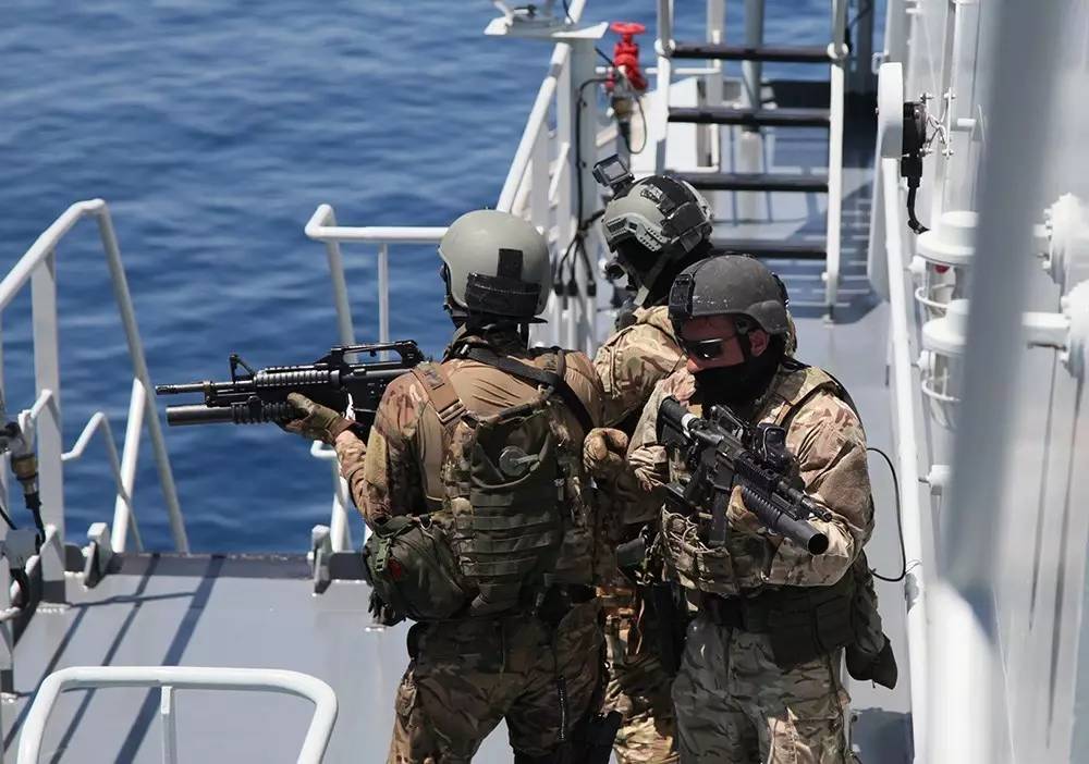 希腊海军特战队员在巢湖舰模拟开展反海盗训练