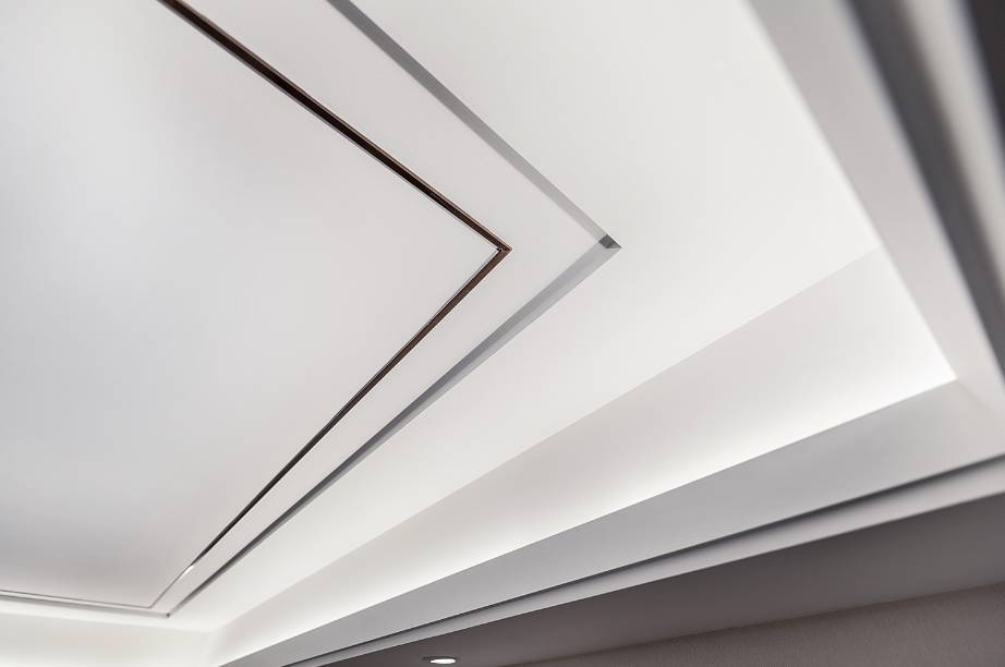 吊顶上做了金属装饰条闪亮亮的感觉其实,看装修的成本投入,我最喜欢跑