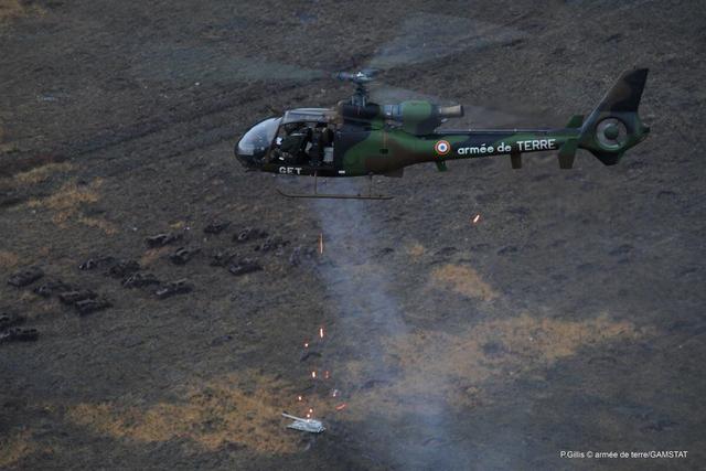 法军正在测试装在"小羚羊"直升机上的m134"米尼岗"机枪