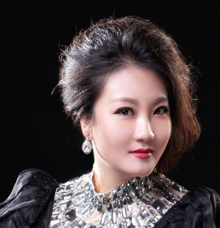 饰演歌剧《拉美摩尔的露琪亚》中的露琪亚和歌剧《唐璜》中唐娜安娜