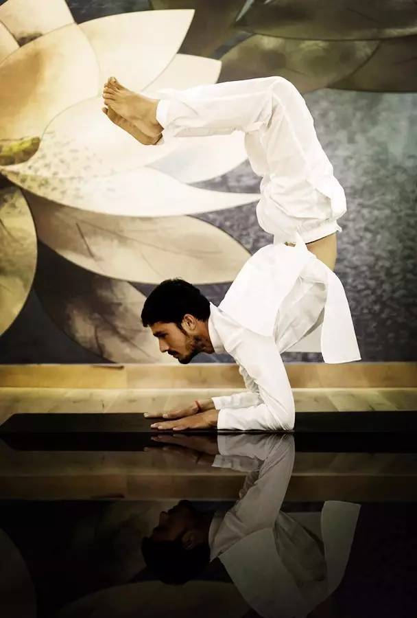 这位来自印度的22岁瑜伽帅哥,火爆瑜伽圈!