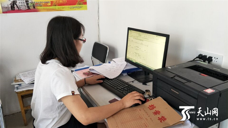 塔城市驻村工作队组织返乡大学生参与土地确权工作