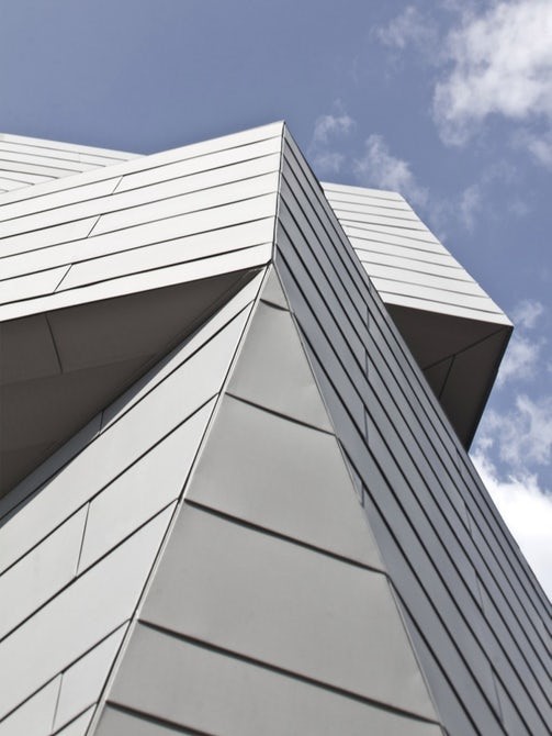 有图案的镀锌层将不规则的地形与建筑物的几何形状结合起来.