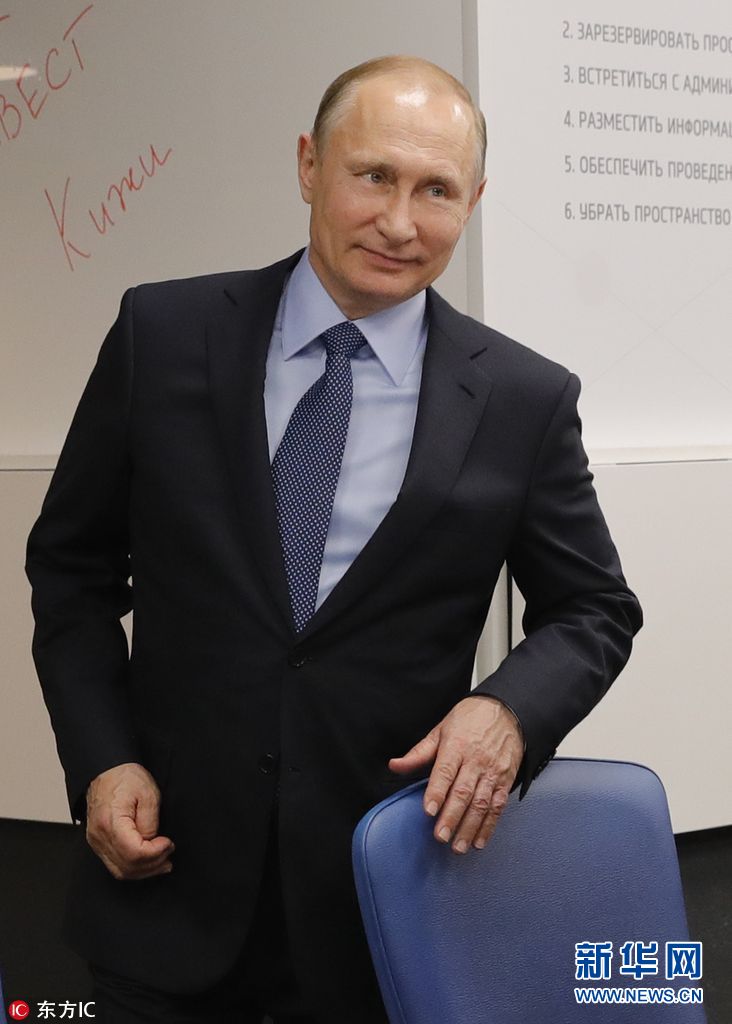 普京冒雨视察户外健身中心与残障人士亲切交流组图