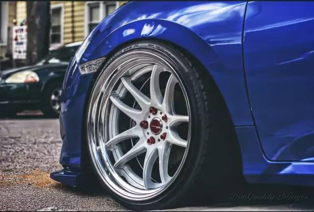 这辆10代思域居然用绞牙实现了低趴，真想给它一条减速带呀！