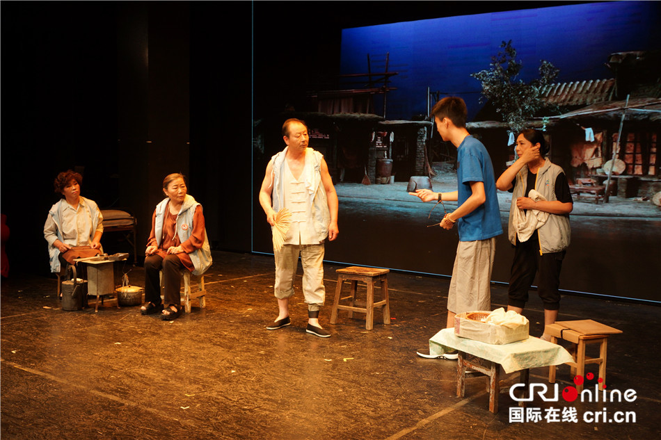 人艺青年演员朱少鹏指导东城区第一文化馆社区居民演出《龙须沟》