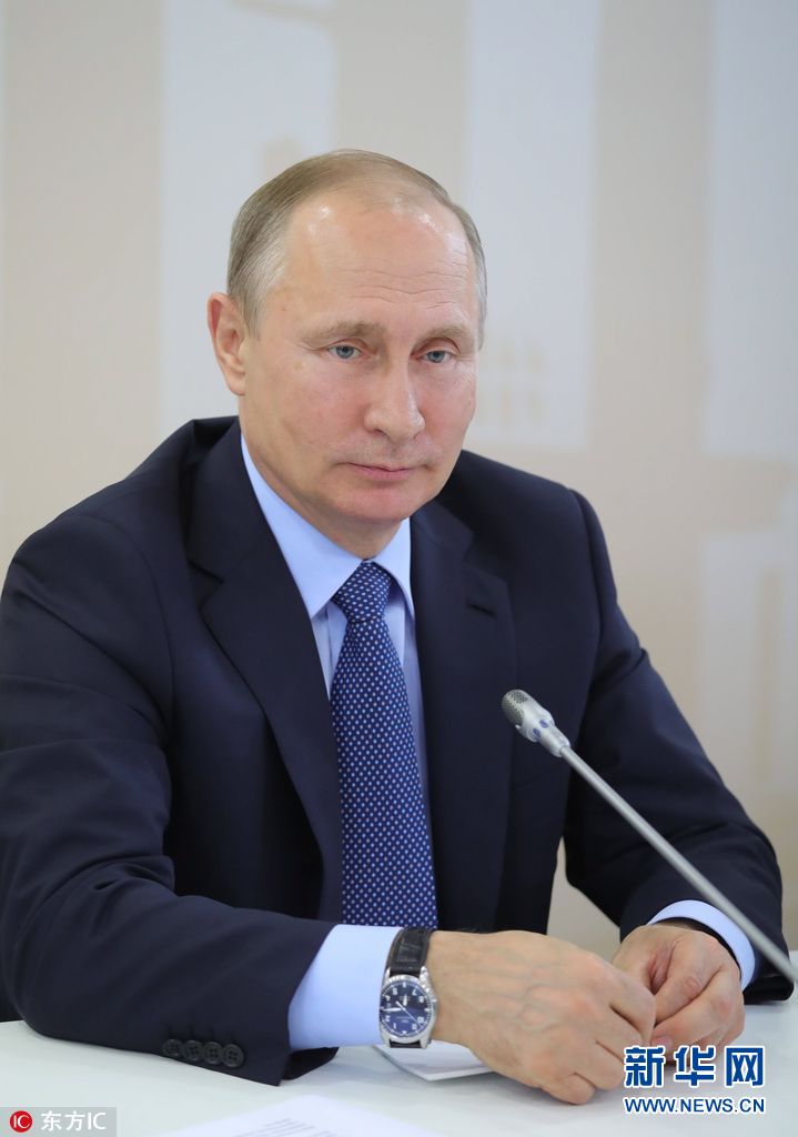 普京冒雨视察户外健身中心与残障人士亲切交流组图