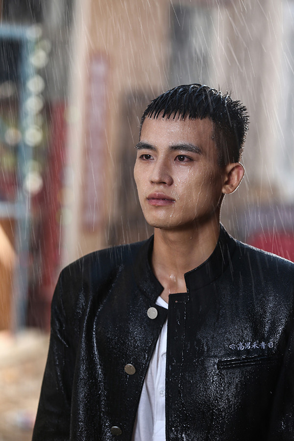 俄罗期女运动员赛场闪耀，突破极限创造历史，展现顽强拼搏精神，赢得世界高度赞誉