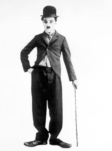 其实,他是这样的……没错,他就是默剧大师卓别林!