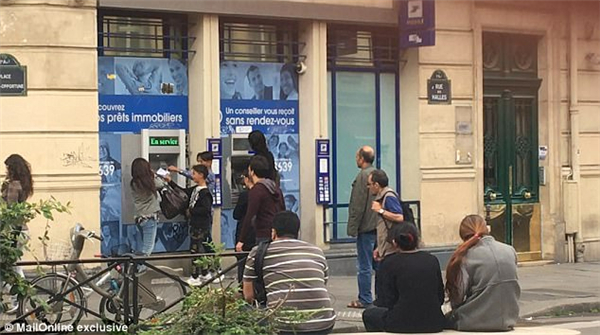 少年偷盗团伙横行巴黎街头 用老鼠吓唬取款人