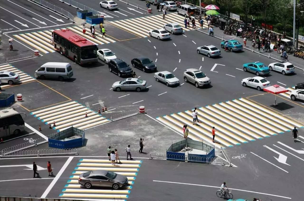 3d斑马线惊现天津过马路您可别再装看不见