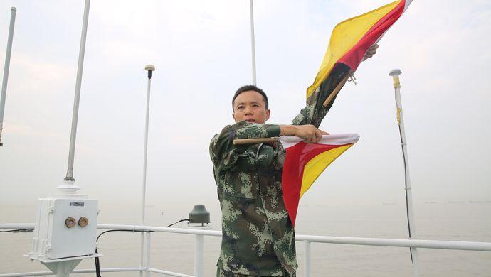 "上海海警机动支队31241舰信号报务班长陈腾飞说,当年他只有15岁,从