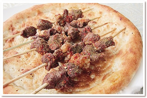 说起新疆的烤羊肉串和烤馕,很多人都赞不绝口.