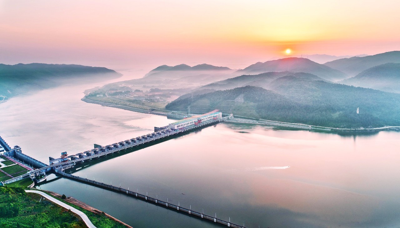 山水相连,曾双全摄于江西峡江县水利枢纽与蜿蜒曲折的赣江.