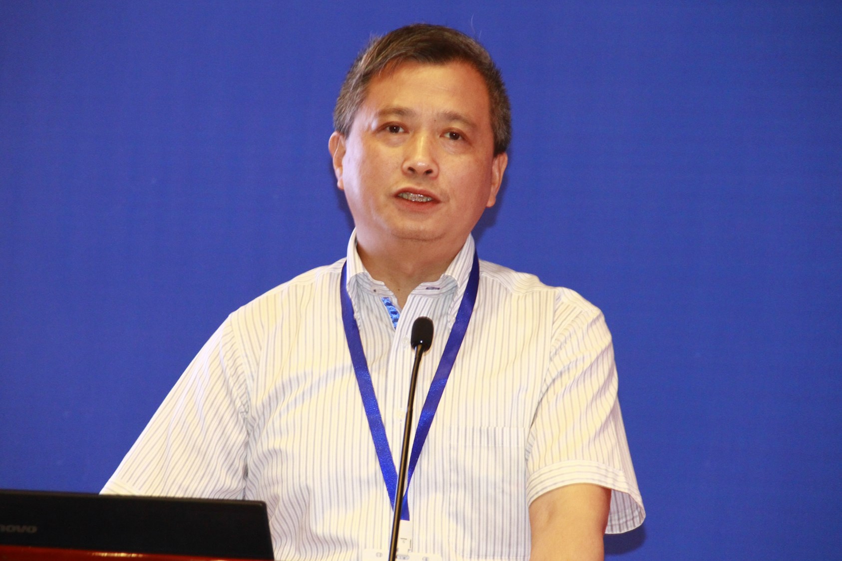 图为中国人民大学副校长洪大用作主旨发言(本网记者 查建国/摄)图为