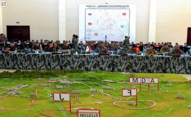 2012军事演习 朱日和训练基地作战实验中心导调大厅 导演组成员正在密切关注演习战况