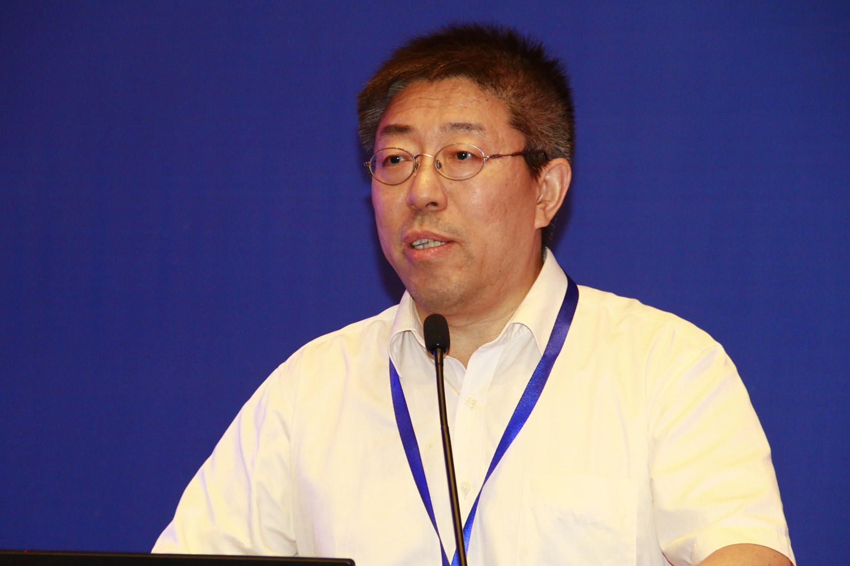 图为中国社会科学院社会发展战略研究院院长张翼作主旨发言(本网记者