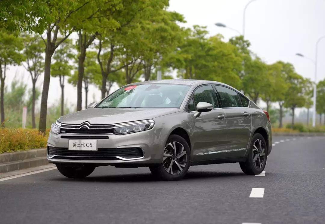 还看迈腾、雅阁？20万买这些同级车，配置高一大截！